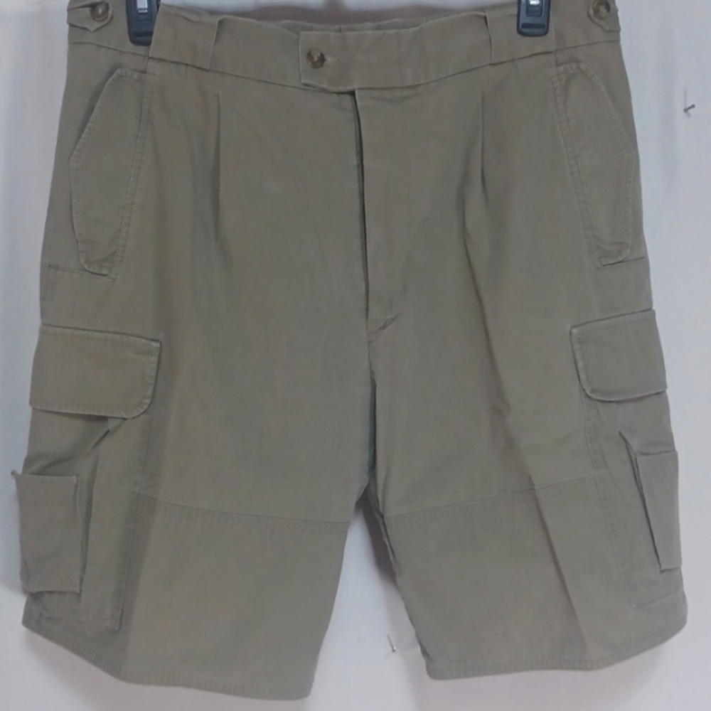 BOYT MENS SHORTS SIZE 36 IS A BEAUTIFUL KHAKI CARGO STYLE